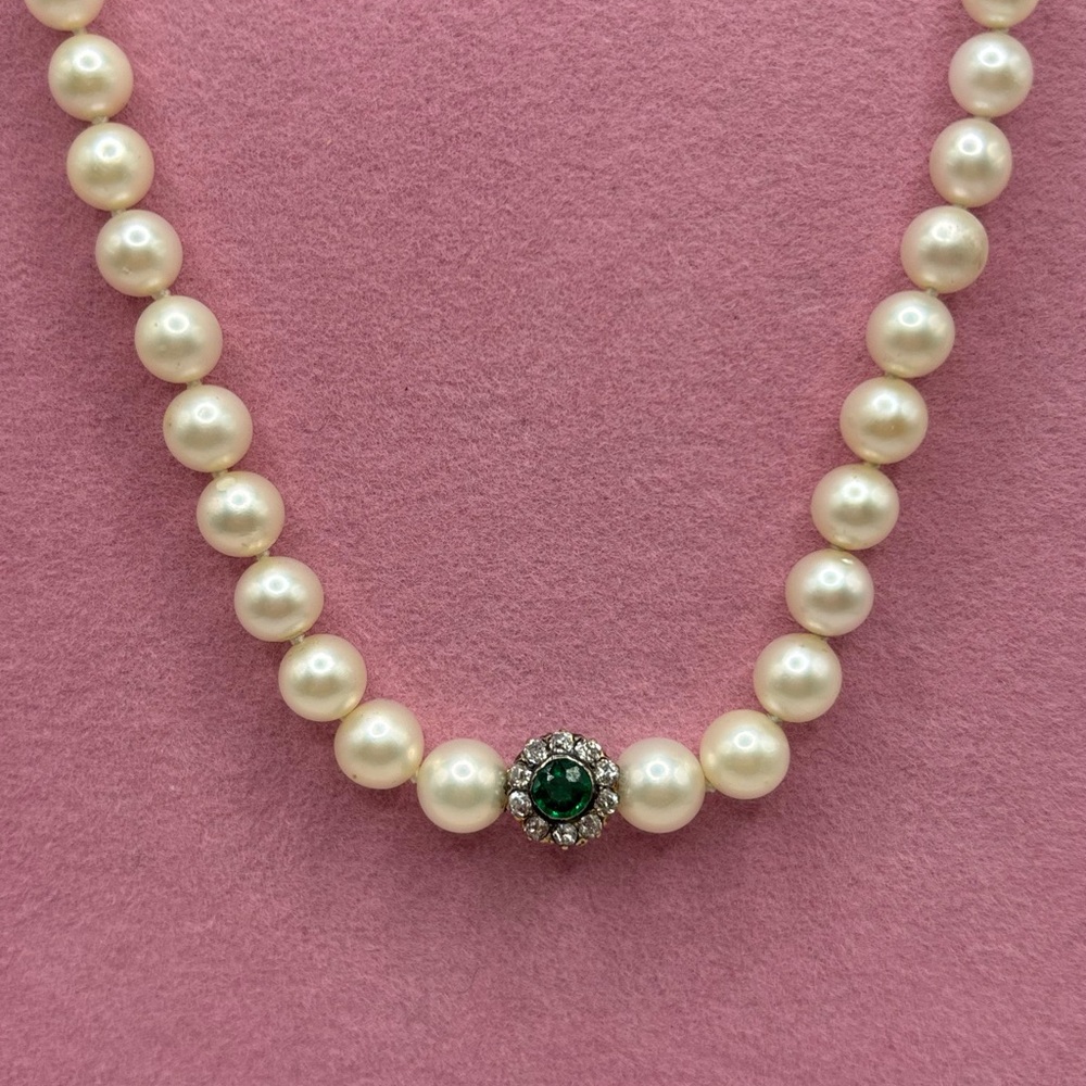 Elegant Pearl Necklace with Emerald and Diamonds